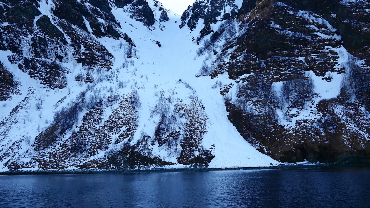 couloir bis ins Wasser Lyngenalpen